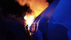 Při požáru, který vypukl 5. září po půlnoci, hořelo 27 rolí polyesteru a... Při požáru, který vypukl 5. září po půlnoci, hořelo 27 rolí polyesteru a...