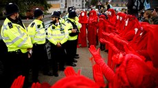 Aktivisté „Rudé brigády“ během protestu hnutí Extinction rebellion v centru... Aktivisté „Rudé brigády“ během protestu hnutí Extinction rebellion v centru...