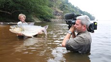 Jakub tímá v rukou nejobávanjí rybu afrického Konga mbengu tygí. Na snímku...