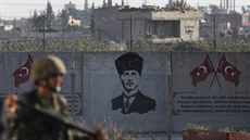 Turecký voják v provincii Sanliurfa. Ze zdi za ním shlíí zakladatel moderního...