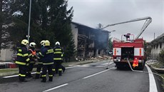 Hasiči museli z domu evakuovat 19 lidí. Hasiči museli z domu evakuovat 19 lidí.