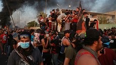 V Iráku pokračují protivládní demonstrace. (4. října 2019) V Iráku pokračují protivládní demonstrace. (4. října 2019)