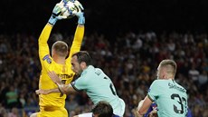 Barcelonský branká  Marc-Andre ter Stegen zasahuje v duelu Ligy mistr proti...