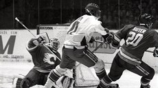 Momentka z pražského utkání hokejistů Calgary Flames proti československé... Momentka z pražského utkání hokejistů Calgary Flames proti československé...