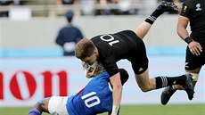 Jordie Barrett z Nového Zélandu plachtí v souboji dvou desítek, pod ním...