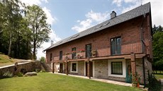 Monotónnost objektu „narušuje“ dlouhý balkon v prvním patře, orientovaný na... Monotónnost objektu „narušuje“ dlouhý balkon v prvním patře, orientovaný na...