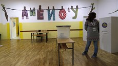 lenka volební komise ve volební místnosti v Kosovu. Pedasné volby vypsal...