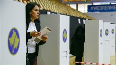 Volební místnost v Kosovu. Předčasné volby vypsal prezident Hashim Thaçi poté,... Volební místnost v Kosovu. Předčasné volby vypsal prezident Hashim Thaçi poté,...