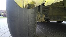 Sotva čitelný vzorek měla řidička na pneumatice auta, v němž vezla dítě. Sotva čitelný vzorek měla řidička na pneumatice auta, v němž vezla dítě.