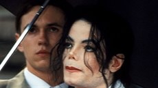 Michael Jackson se svým bodyguardem Mattem Fiddesem na archivní fotografii