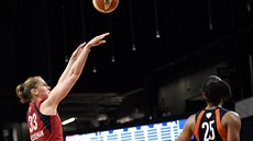 Emma Meessemanová (33) z Washington Mystics stílí ve finále WNBA na ko...