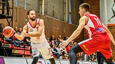 Vojtěch Hruban (vlevo) z Nymburka přihrává kolem pardubického Davida Škrance. Vojtěch Hruban (vlevo) z Nymburka přihrává kolem pardubického Davida Škrance.