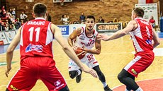 Nymburský rozehrávač Roko Rogič (uprostřed) útočí mezi Davidem Škrancem (vlevo)... Nymburský rozehrávač Roko Rogič (uprostřed) útočí mezi Davidem Škrancem (vlevo)...