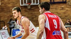 Nymburský pivot Martin Peterka (vlevo) v utkání s Pardubicemi proti Kamilu... Nymburský pivot Martin Peterka (vlevo) v utkání s Pardubicemi proti Kamilu...