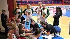 Basketbalistky Žabin Brno naslouchají během time outu radám trenérů. Basketbalistky Žabin Brno naslouchají během time outu radám trenérů.