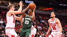 Lauri Markkanen (24) a Tomáš Satoranský (31) z Chicaga čelí nájezdu Jaylena... Lauri Markkanen (24) a Tomáš Satoranský (31) z Chicaga čelí nájezdu Jaylena...