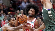 Coby White (v bílém) z Chicaga pod tlakem Sterlinga Browna (vlevo) a Brooka...