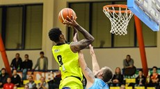 Josh Davis (vlevo) z Ústí útočí kolem Igora Josipoviče z Olomoucka. Josh Davis (vlevo) z Ústí útočí kolem Igora Josipoviče z Olomoucka.