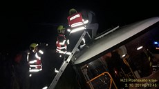 Na Plzeňsku sjel autobus do příkopu. Hasiči museli cestující vyprošťovat skrz... Na Plzeňsku sjel autobus do příkopu. Hasiči museli cestující vyprošťovat skrz...