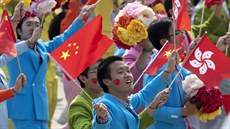 Účastníci průvodu třímají nejen čínské vlajky, ale také ty hongkongské. A ani... Účastníci průvodu třímají nejen čínské vlajky, ale také ty hongkongské. A ani...