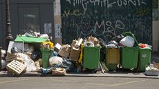 Přetékající popelnice jsou v Paříži na denním pořádku, ačkoli město platí přes... Přetékající popelnice jsou v Paříži na denním pořádku, ačkoli město platí přes...