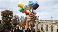 Umělec Jeff Koons (uprostřed) se starostkou Anne Hidalgovou (vpravo vedle něj)... Umělec Jeff Koons (uprostřed) se starostkou Anne Hidalgovou (vpravo vedle něj)...