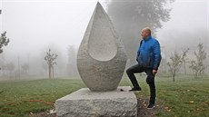 Martin Kuchař (na snímku) sochu Slzy vytvořil již před pěti lety na sympoziu v... Martin Kuchař (na snímku) sochu Slzy vytvořil již před pěti lety na sympoziu v...