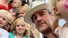 James Van Der Beek, jeho manelka Kimberly Brooková a jejich pt dtí Joshua,...