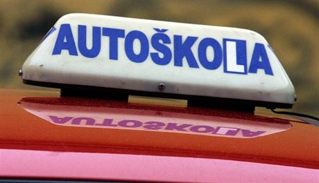 Nkteí obvinní dokonce za peníze a bez toho, aby prokázali své znalosti, získali i idiáky na nákladní auto nebo autobus. (ilustraní snímek)