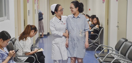 Sestra vede thotnou enu v nemocnici v ínské provincii Fujian. (12. ervna...
