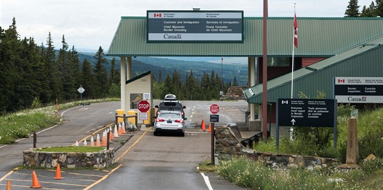 Státní hranice mezi americkou Montanou a kanadskou Albertou.