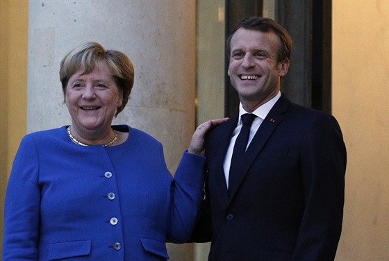 Francouzský prezident Emmanuel Macron vítá nmeckou kancléku Angelu Merkelovou...