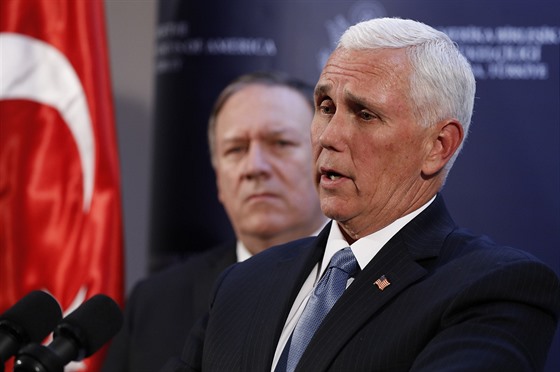 Americký viceprezident Mike Pence (v pozadí ministr zahranií Mike Pompeo) na...