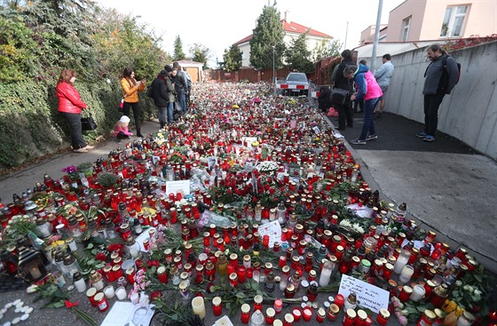 Na praské Bertramce stále lidé uctívají památku zesnulého zpváku Karla Gotta....