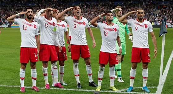 Turetí fotbalisté salutují po vyrovnávací brance Ayhana v kvalifikaním utkání...