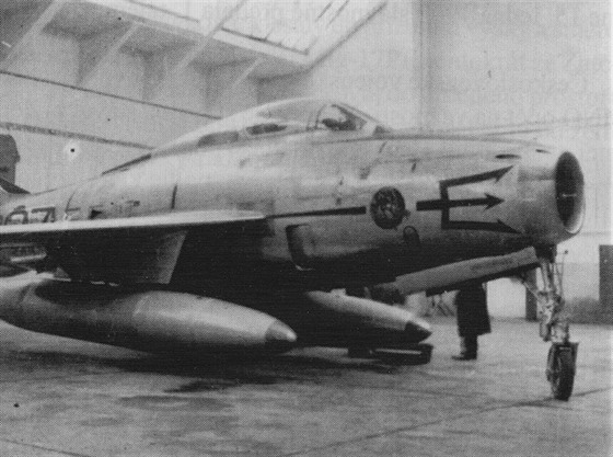 Fotografie F-84 F trupového ísla 6-37 poízené v hangáru v Hradci Králové