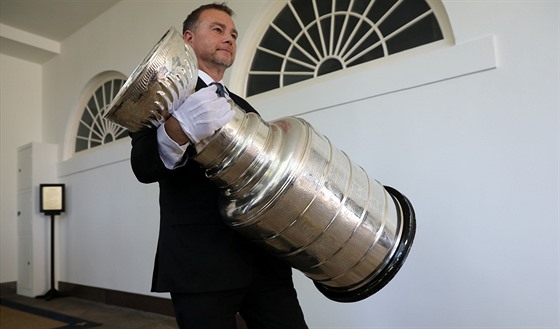Stanley Cup v Bílém dom bhem návtvy hokejist St. Louis Blues u prezidenta...