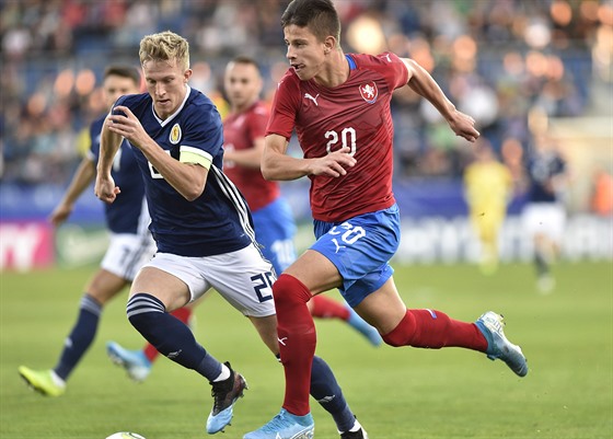 Adam Hloek (vpravo) útoí, stíhá ho Ross McCrorie ze Skotska.