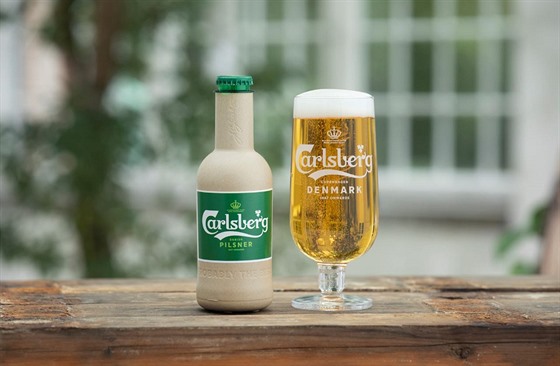 Dánský pivovar Carlsberg pedstavil prototyp své lahve z devovinového papíru