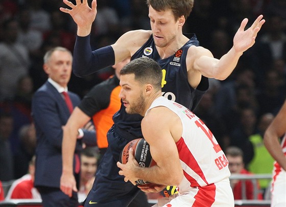 Jan Veselý (nahoe) z Fenerbahce Istanbul se snaí ubránit Billyho Barona z...