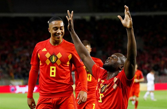 Belgický fotbalista Romelu Lukaku (vpravo) se raduje ze svého gólu proti San...