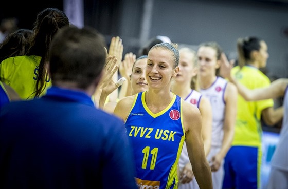 Kateina Elhotová se raduje z výhry USK Praha v Rize.