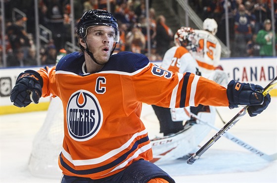 Connor McDavid z Edmontonu oslavuje svou trefu v zápase s Philadelphií.