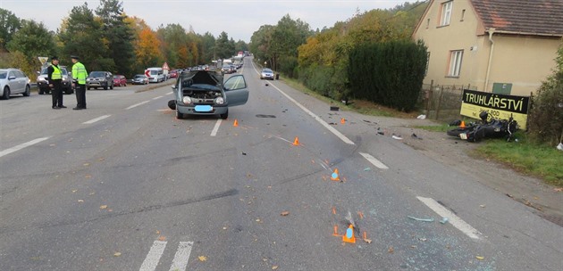 idika odboovala vlevo a motorká jedoucí ve stejném smru narazil do zadní...