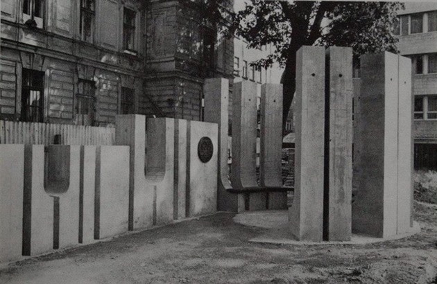 Památník vnovaný svtoznámému architektovi Adolfu Loosovi stával a do roku...