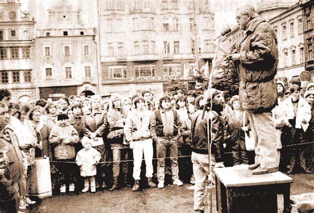 K nejznámjím signatám Charty 77 v Plzni byl Jií aek. Na snímku promlouvá...