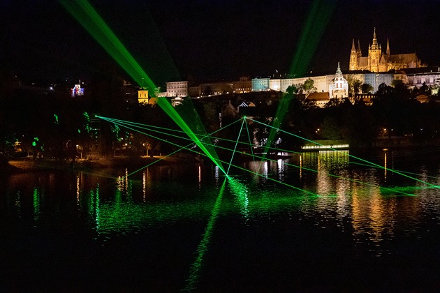 Ve dnech 10.-13. října 2019 se konal v Praze Signal Festival. Smetanovo nábřeží, Jakub Pešek, Intensivere reflection on modernity.