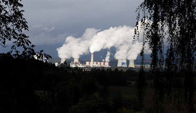 Lidé v Uhelné mají výhled na elektrárnu Turów.