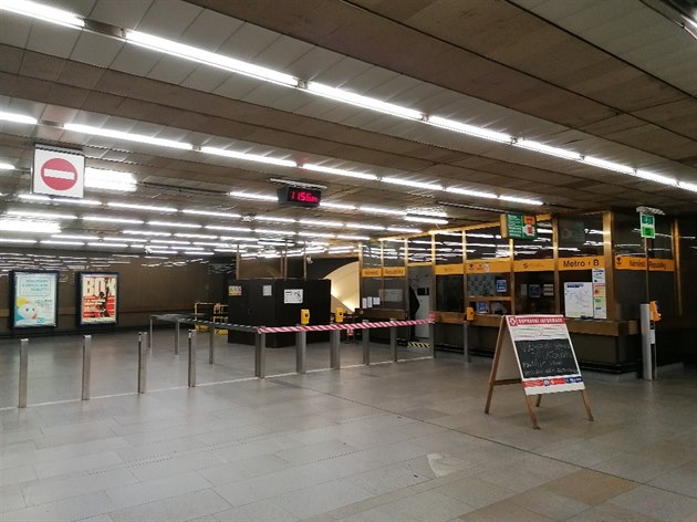 Z trojice starých eskalátor ve stanici metra Námstí Republiky funguje pouze prostední. Ji vera kolem pl jedenácté veer pestal fungovat. Cestující dozorí posílají k vestibulu na námstí Republiky (Palladium) nebo doporuují dále pokraovat tramvaj