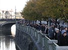 Lidé ekali frontu na most Legií u praského ofína. (11. íjna 2019)